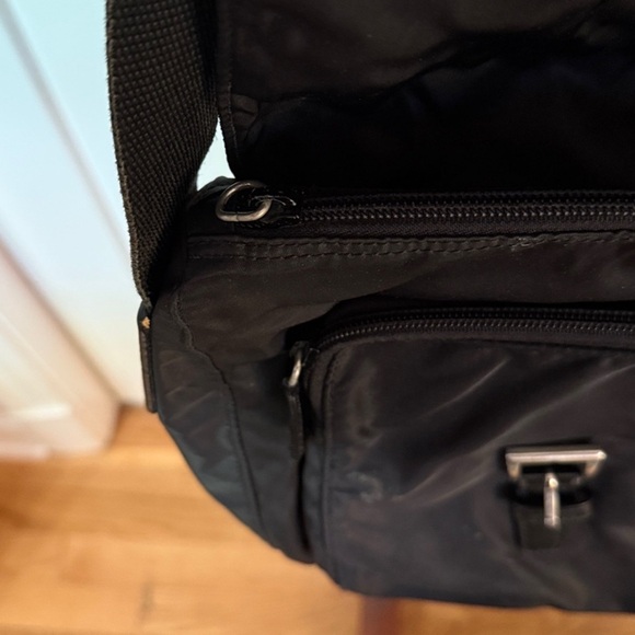 Prada Elegant Black Leather Handbag - Picture 4 of 6